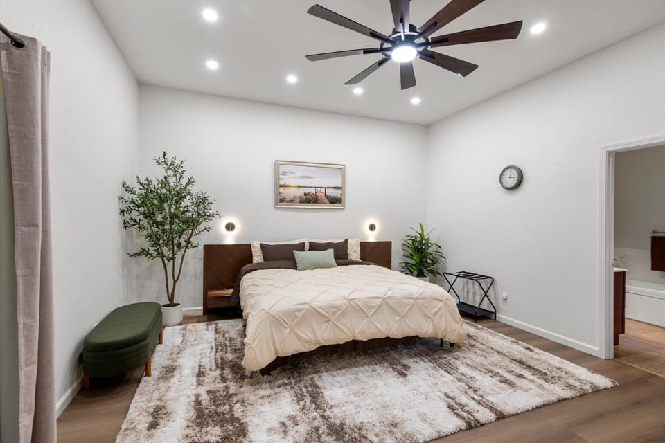 Yosemite-bound, Fun at the lake, Spacious & stylish 6 Bdr home with game room House in Groveland