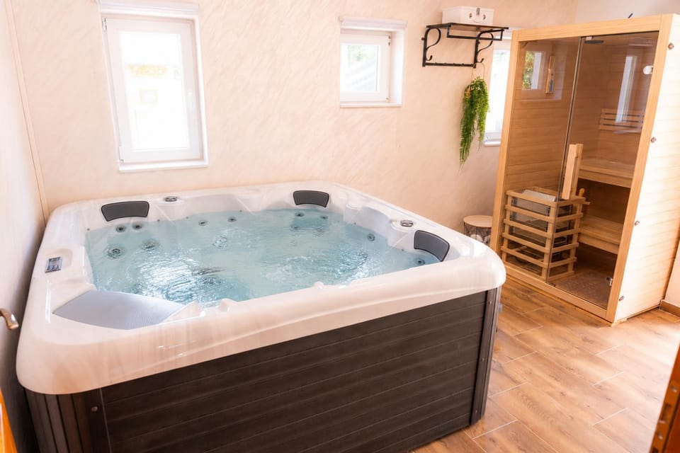 Hot Tub, Sauna