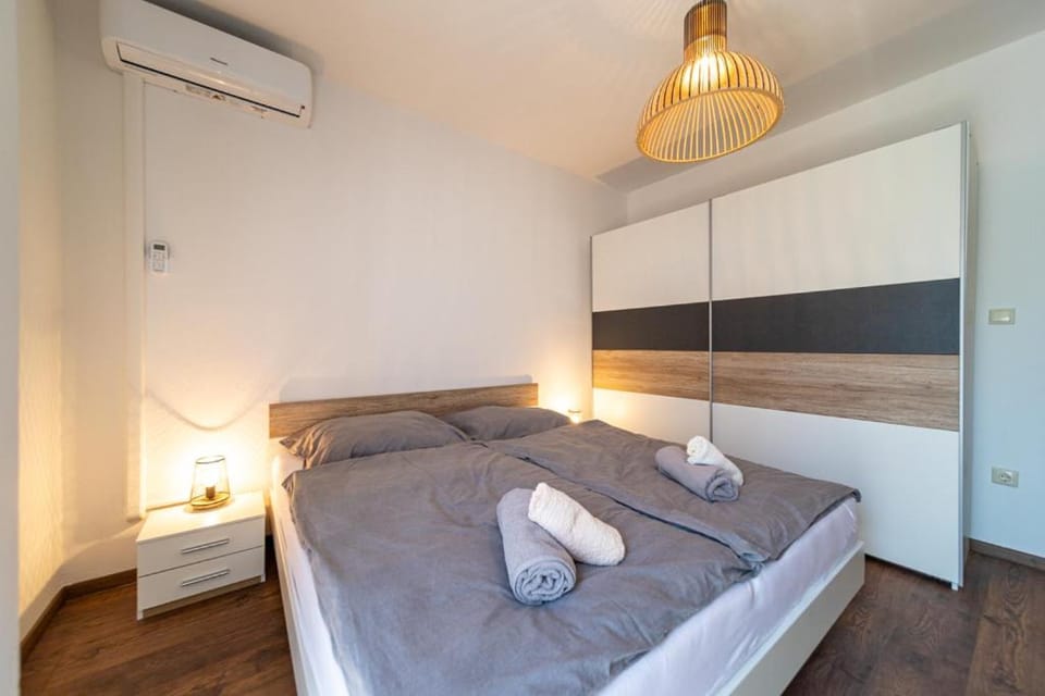 Bed, Bedroom, air conditioner
