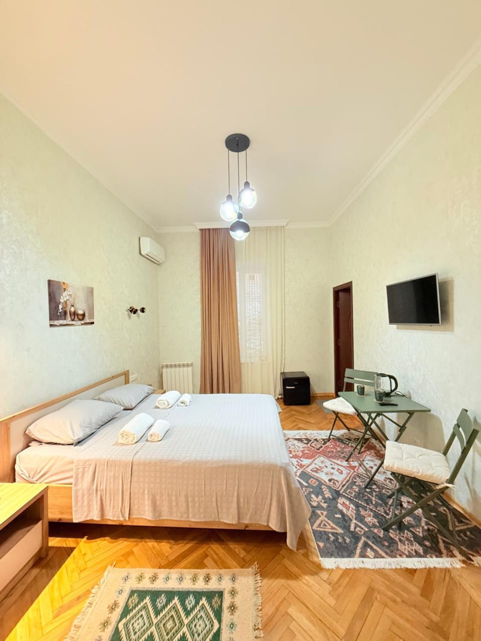 Communal lounge/ TV room, Bed, TV and multimedia, Bedroom