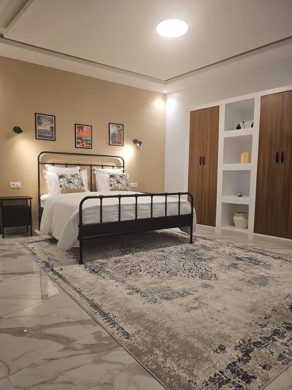 Photo of the whole room, Bedroom, wardrobe