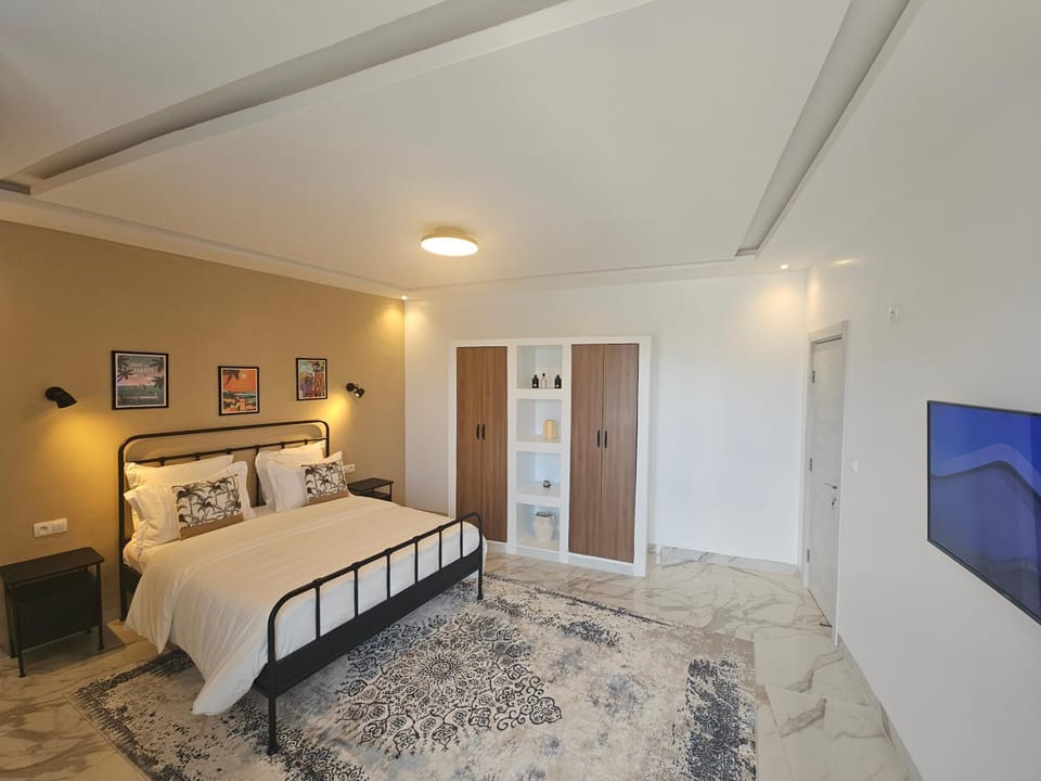 Photo of the whole room, Bedroom, wardrobe