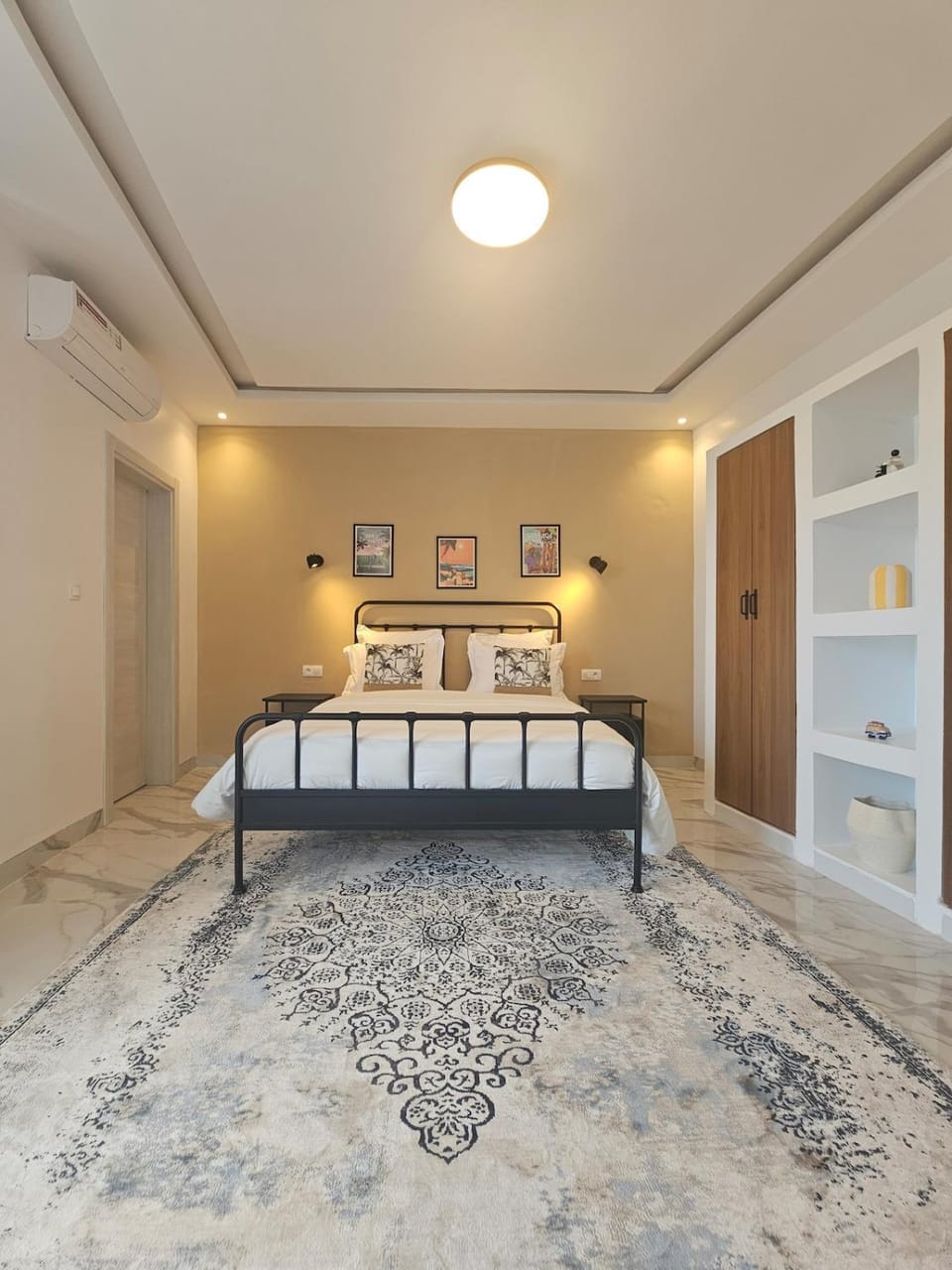 Photo of the whole room, Bedroom