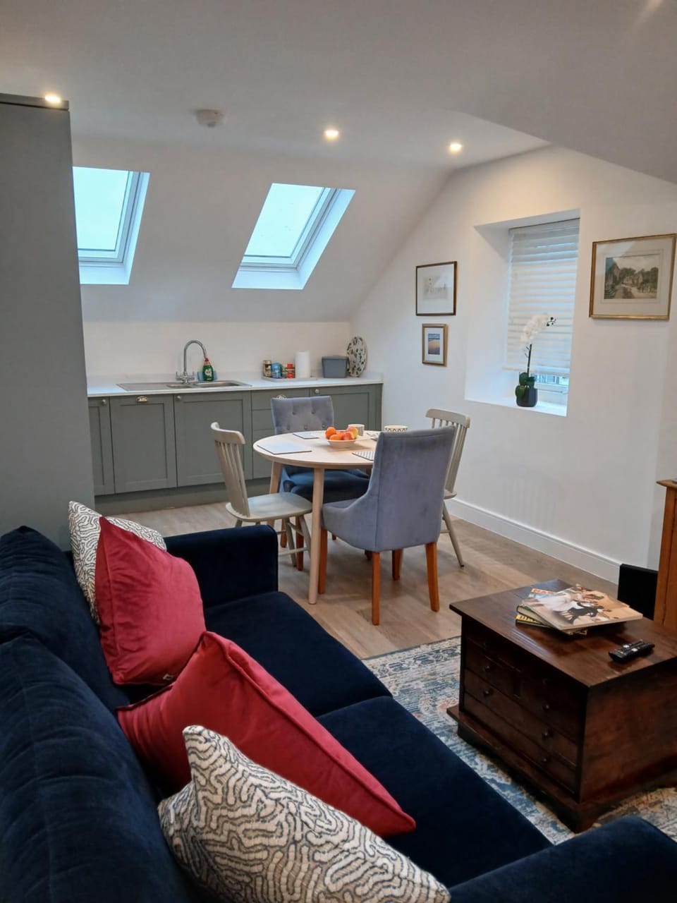 Kitchen or kitchenette, Living room, Seating area, Dining area