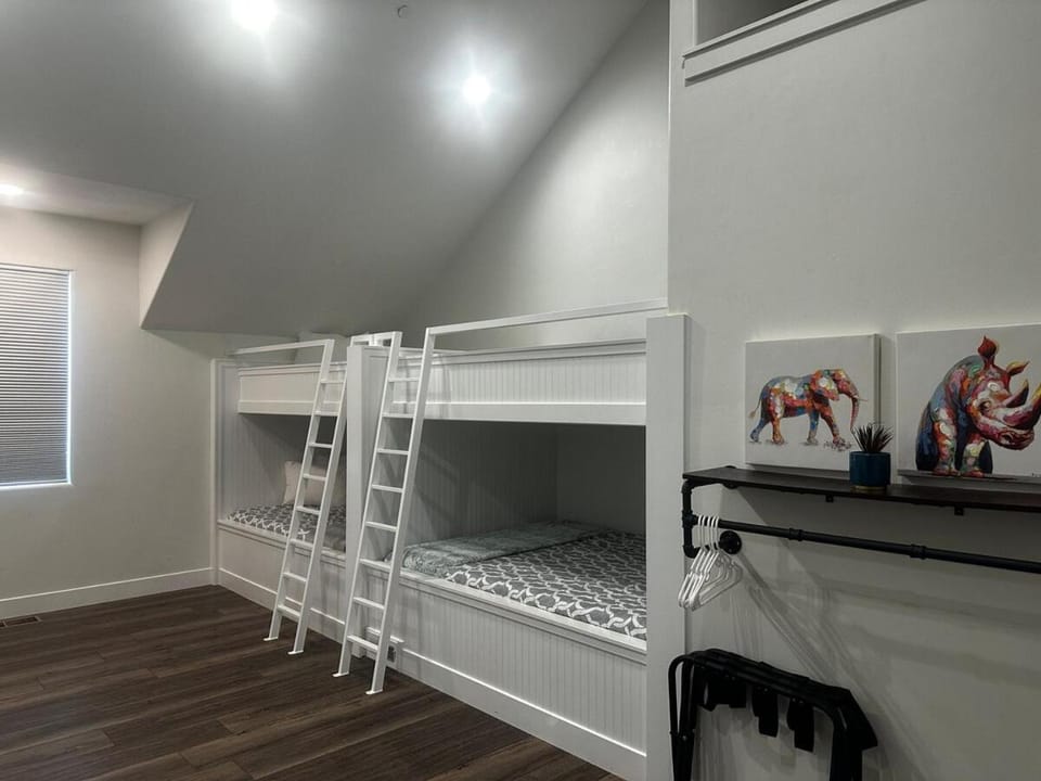 Bedroom, bunk bed