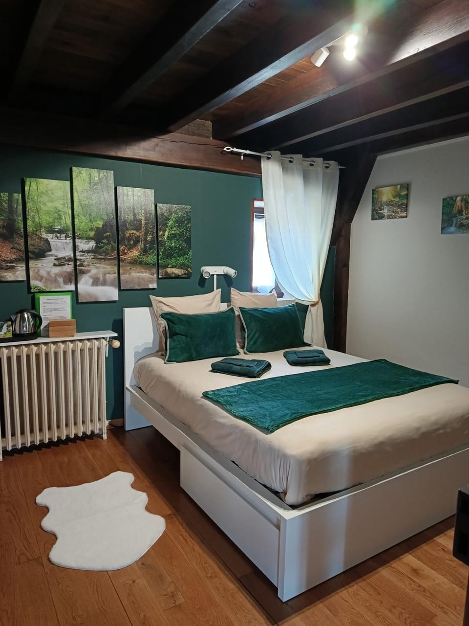 Bed, Photo of the whole room, Bedroom