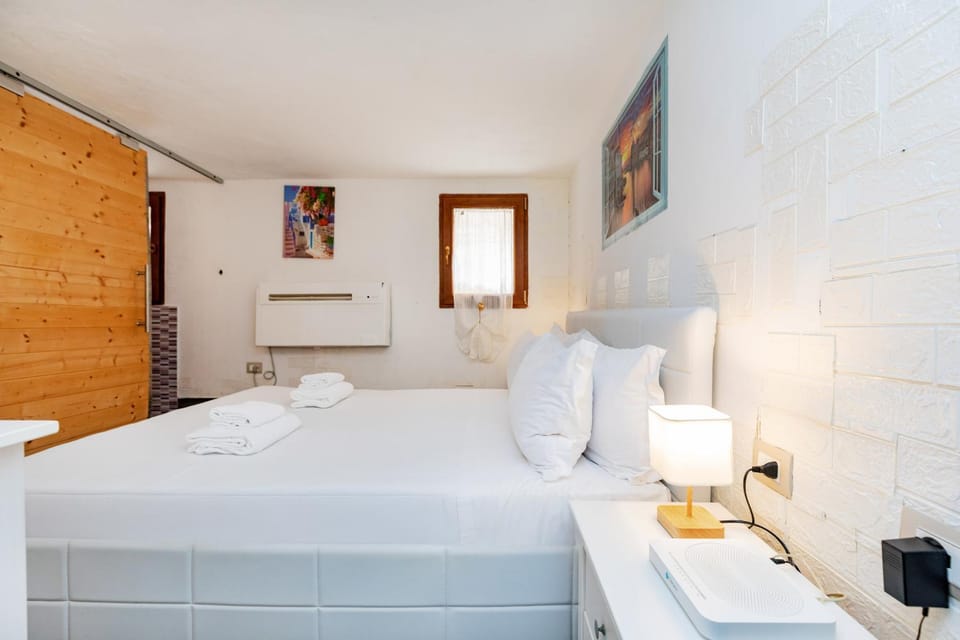 Bedroom, towels