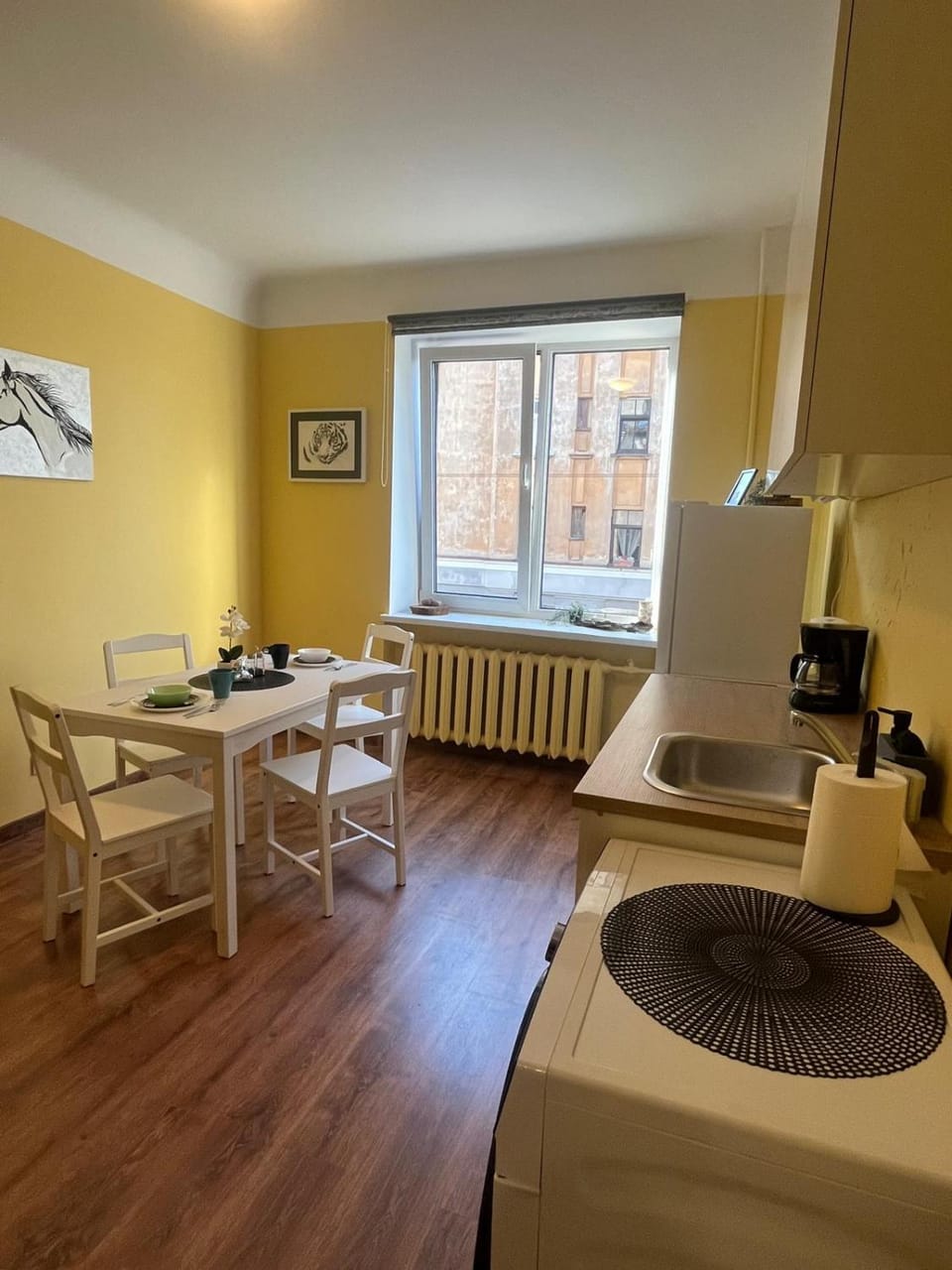 Kitchen or kitchenette, Dining area