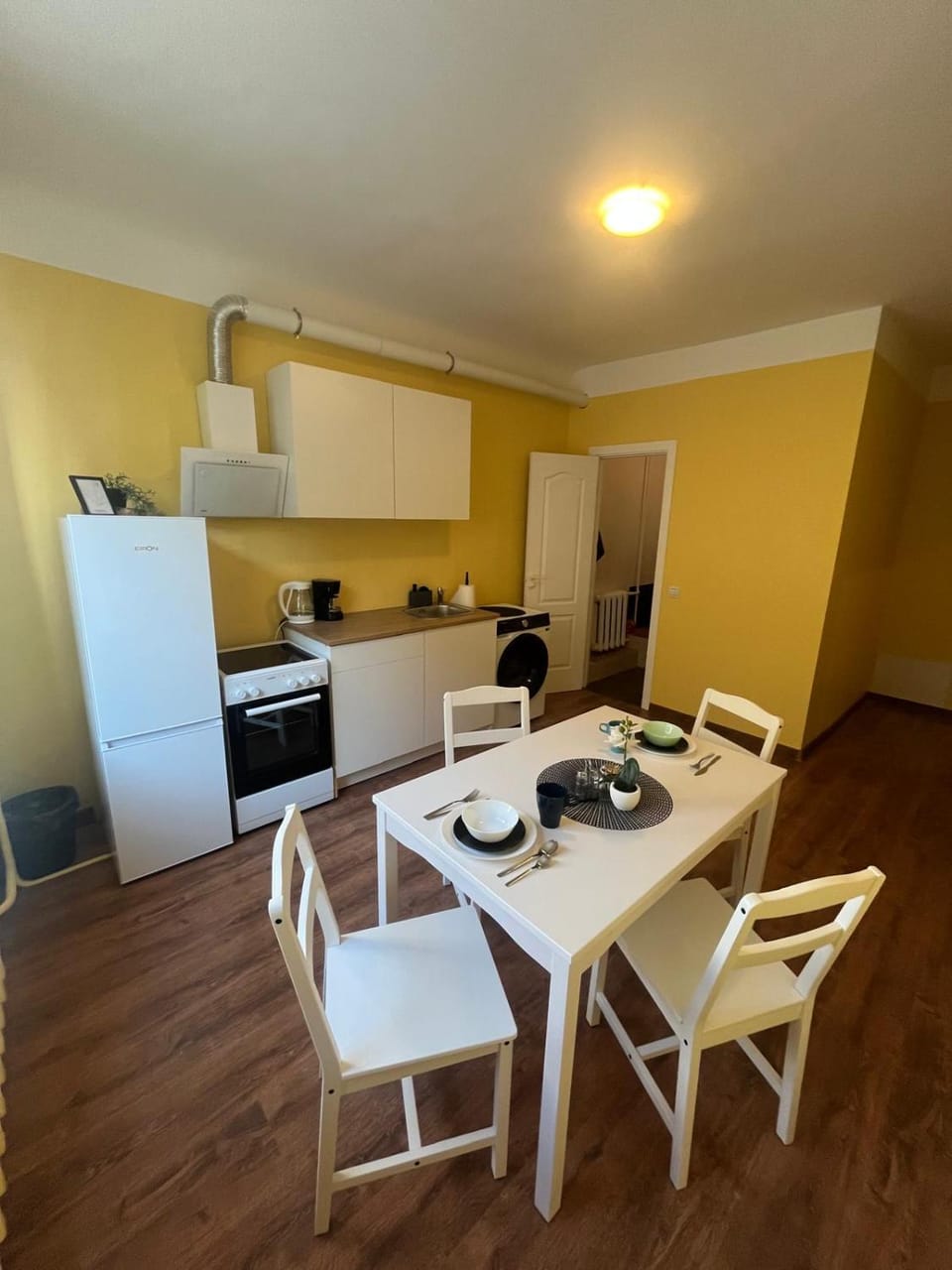 Kitchen or kitchenette, Dining area