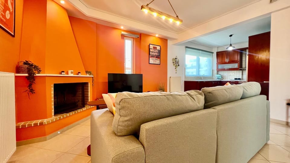 TV and multimedia, Kitchen or kitchenette, Living room, Seating area