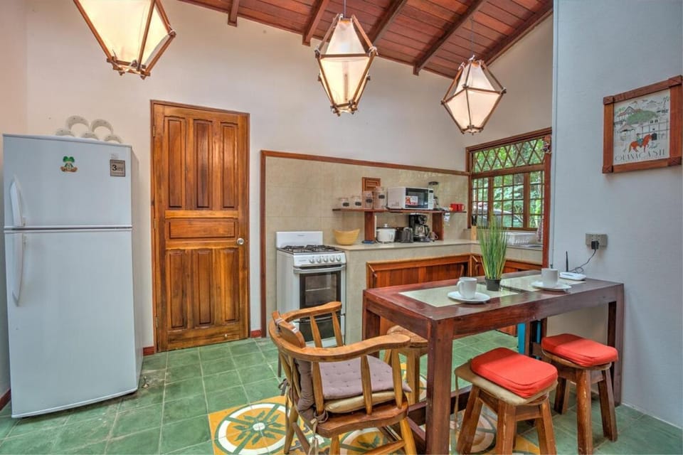 Kitchen or kitchenette, Dining area, oven, stove, toaster