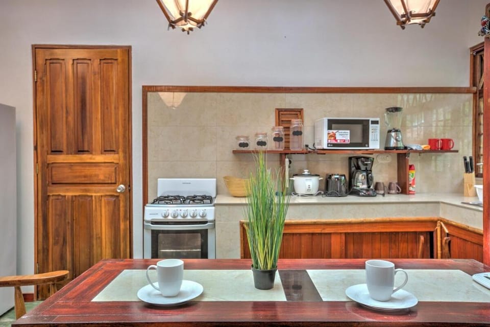Coffee/tea facilities, Kitchen or kitchenette, Dining area, stove, toaster