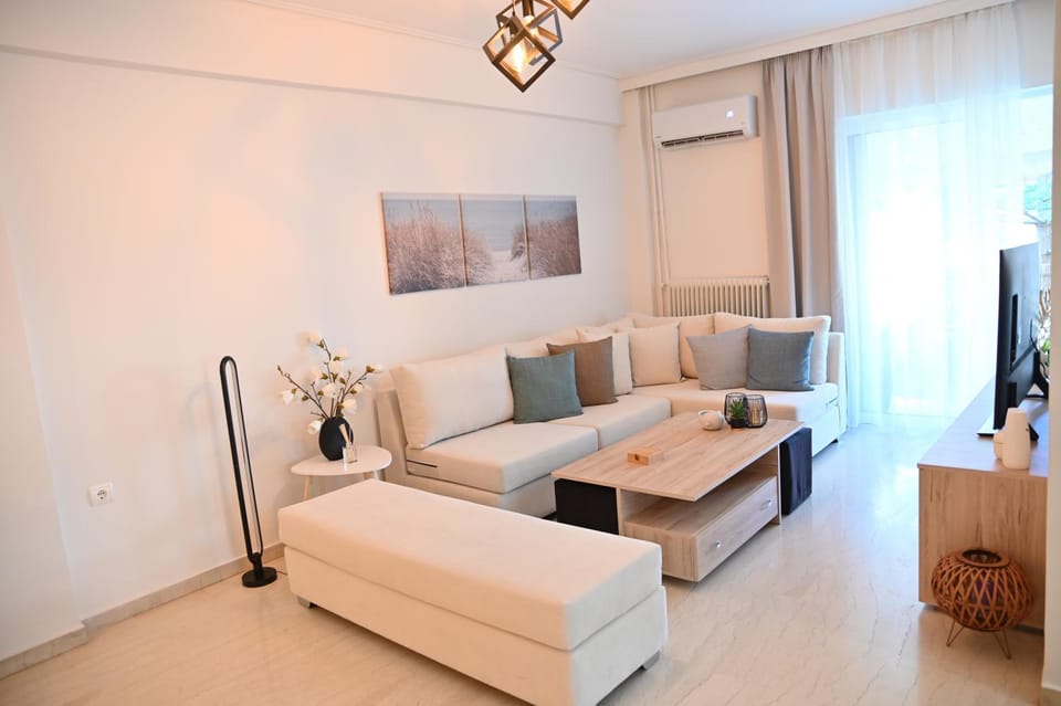 Bed, Living room, Seating area, air conditioner