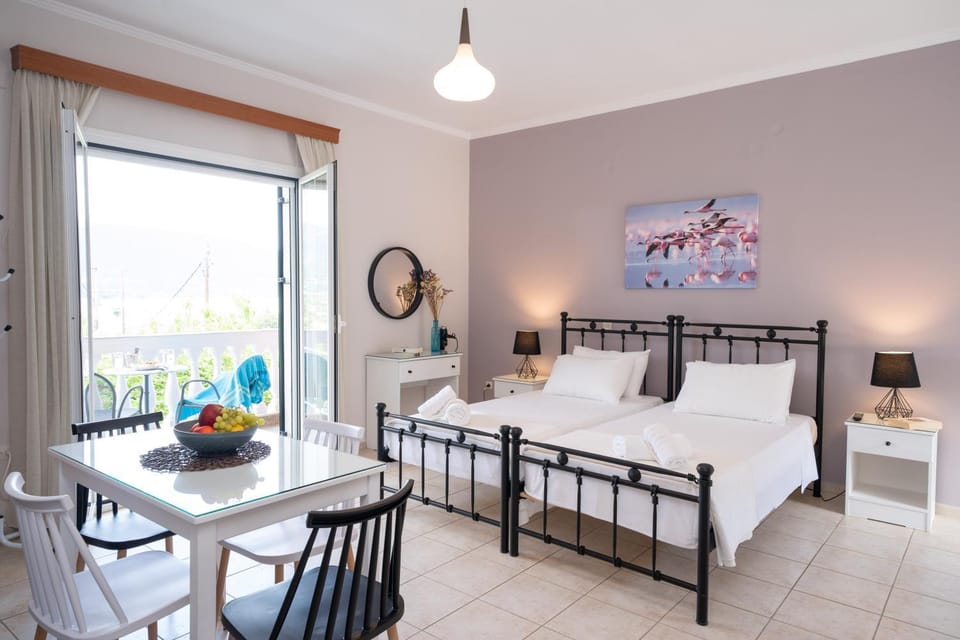 Balcony/Terrace, Food and drinks, Photo of the whole room, Dining area, Bedroom, bunk bed