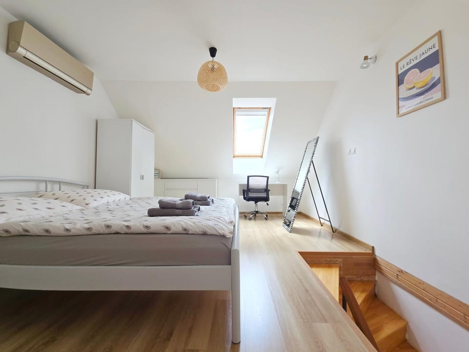 Bedroom, air conditioner