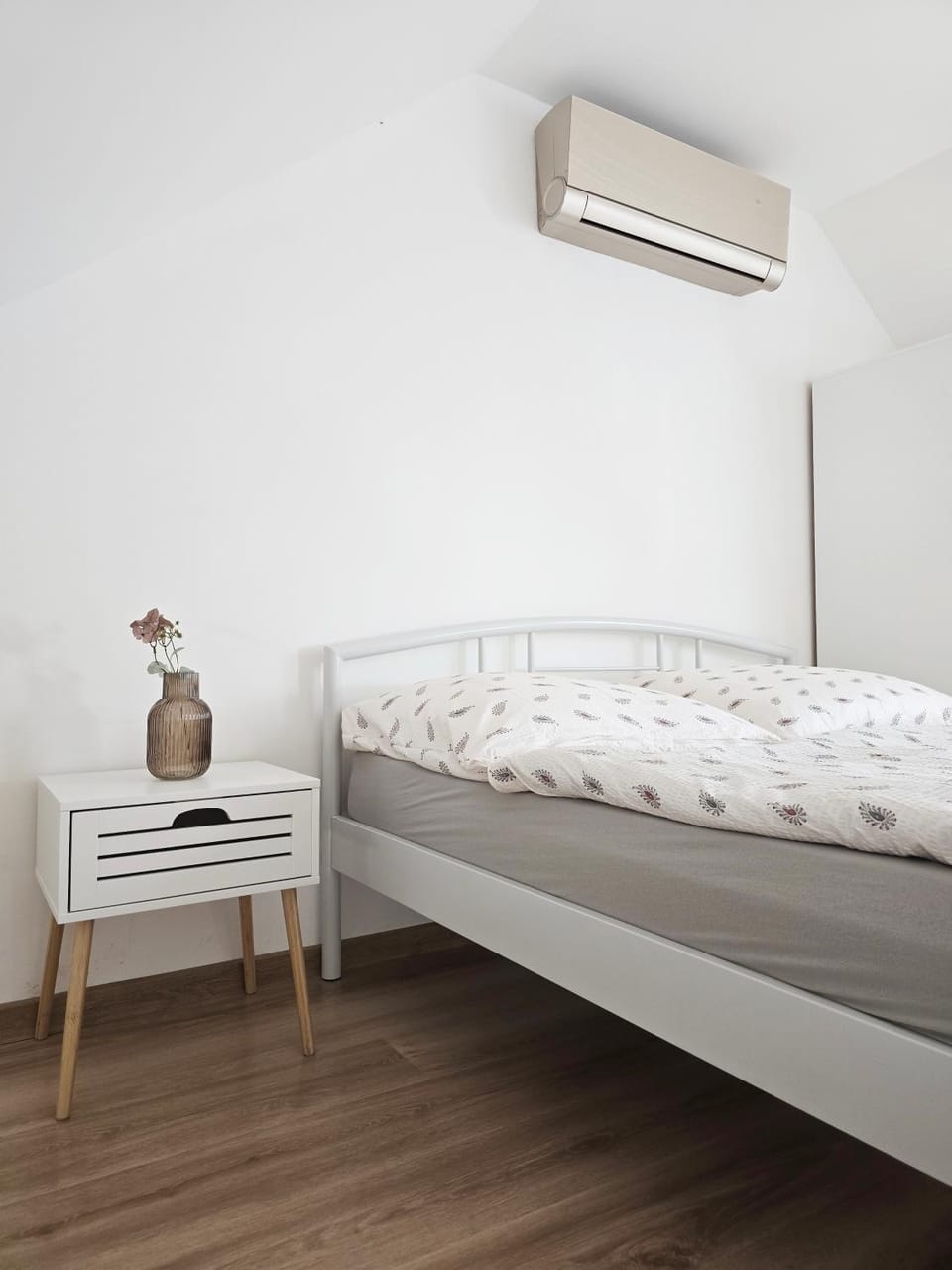 Bedroom, air conditioner