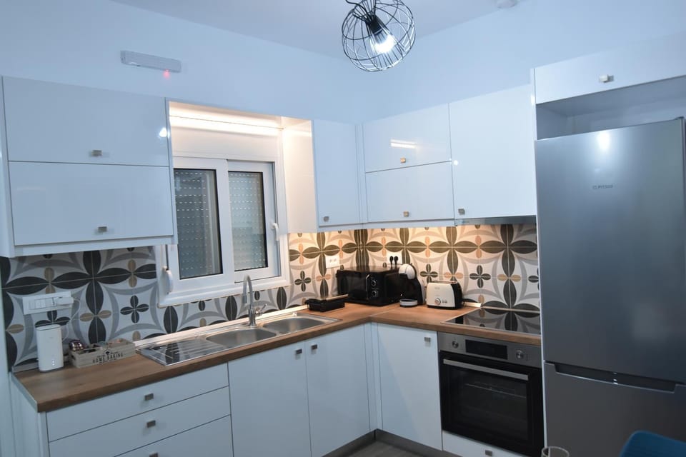 Coffee/tea facilities, oven, stove