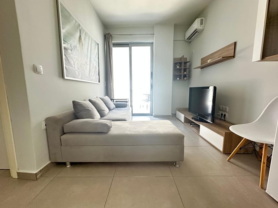 Minimal City Retreat in Western Athens Apartment in Piraeus Regional Unit, Greece