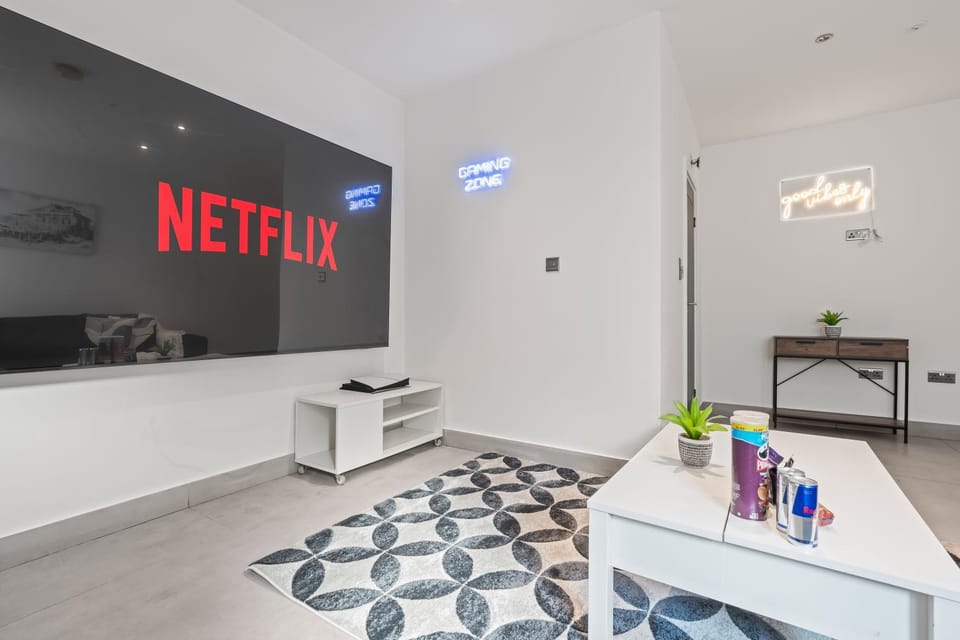 TV and multimedia, Kitchen or kitchenette, Text overlay, hair dresser