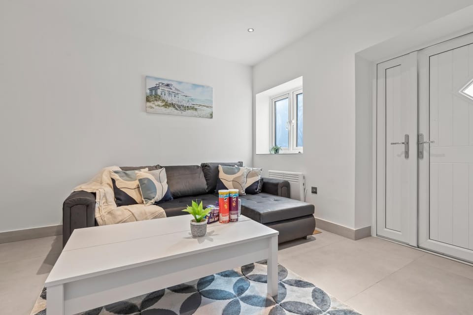 Bed, Living room, Photo of the whole room, Seating area, Dining area, Bedroom