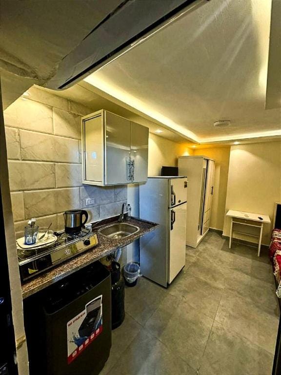Kitchen or kitchenette, stove, washing machine