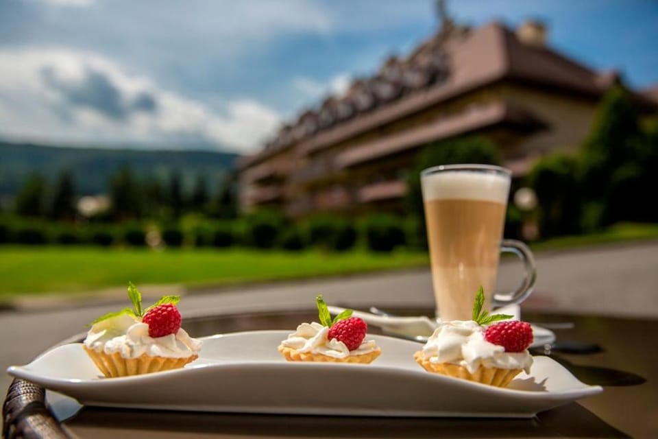 Coffee/tea facilities, Food and drinks, Food, Drinks
