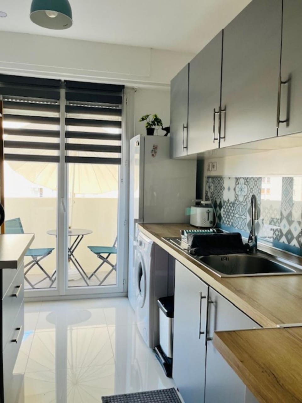 Kitchen or kitchenette, Dining area