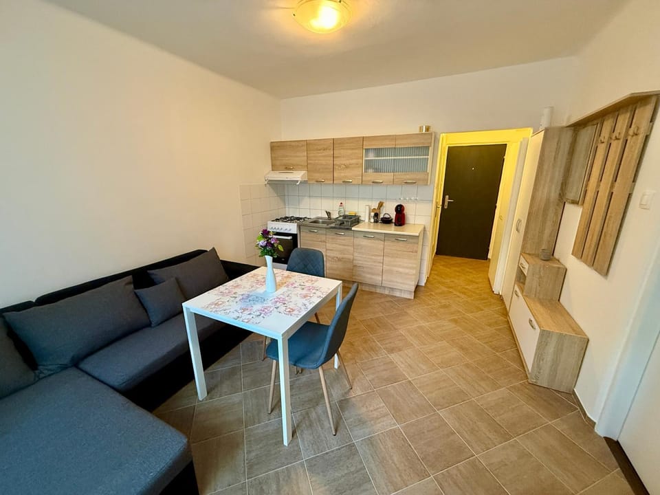 Kitchen or kitchenette, Seating area, Dining area
