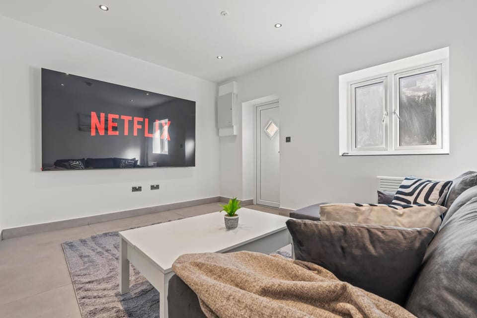Communal lounge/ TV room, TV and multimedia, Living room, Seating area, Evening entertainment