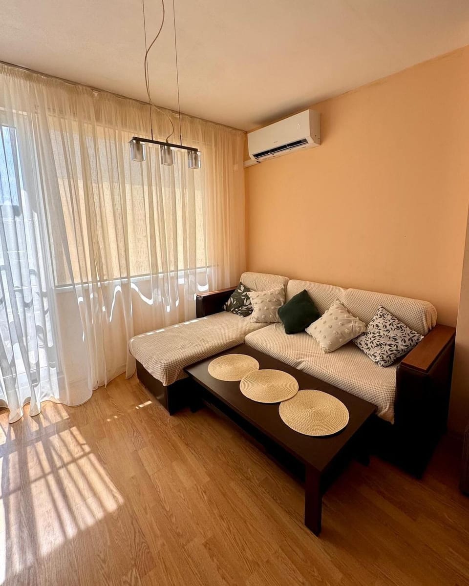 Bed, Living room, Photo of the whole room, Seating area, air conditioner