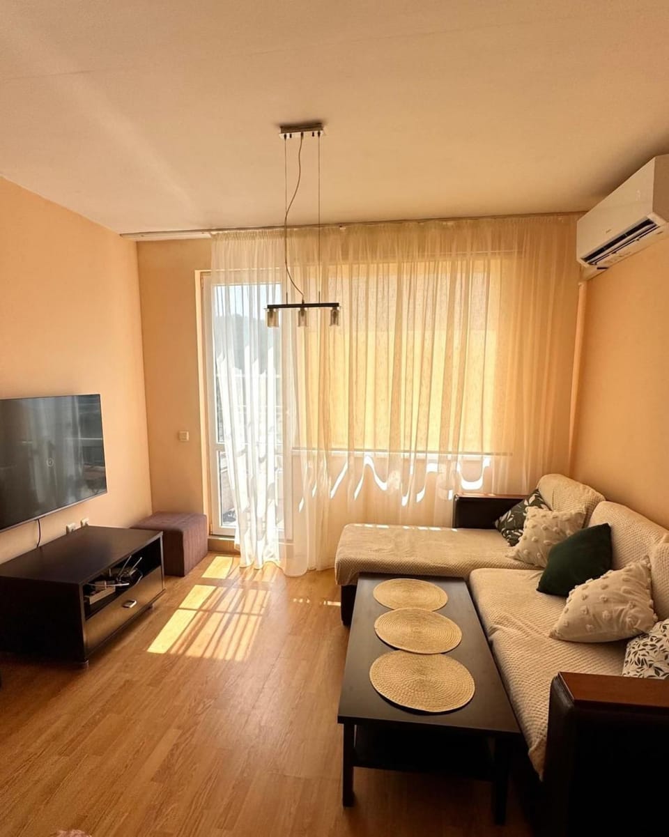 Communal lounge/ TV room, Bed, Living room, Seating area, air conditioner