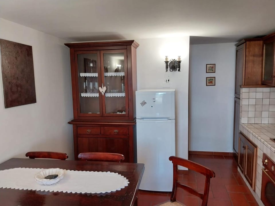 Kitchen or kitchenette, Dining area, oven