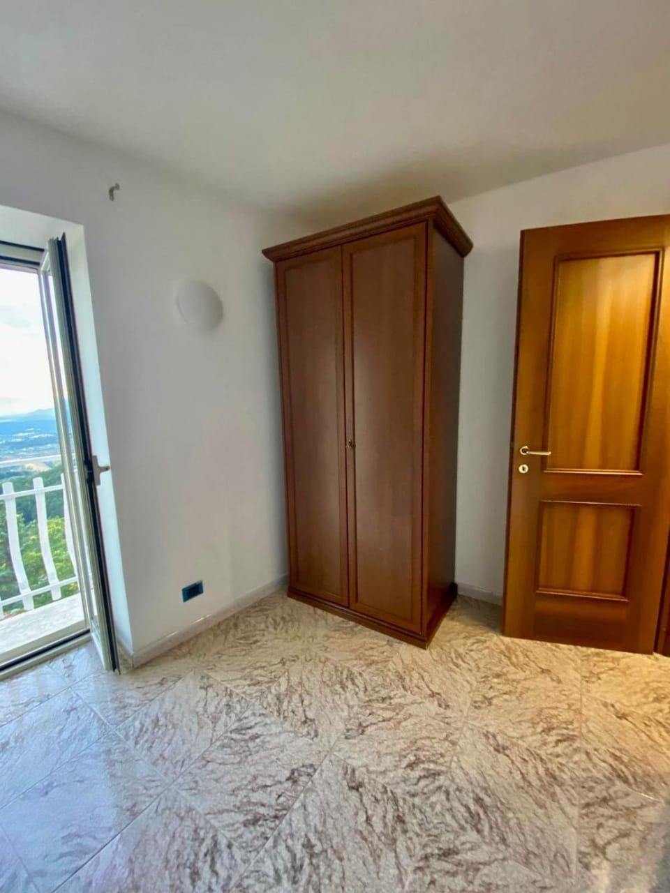 Photo of the whole room, Bedroom, wardrobe