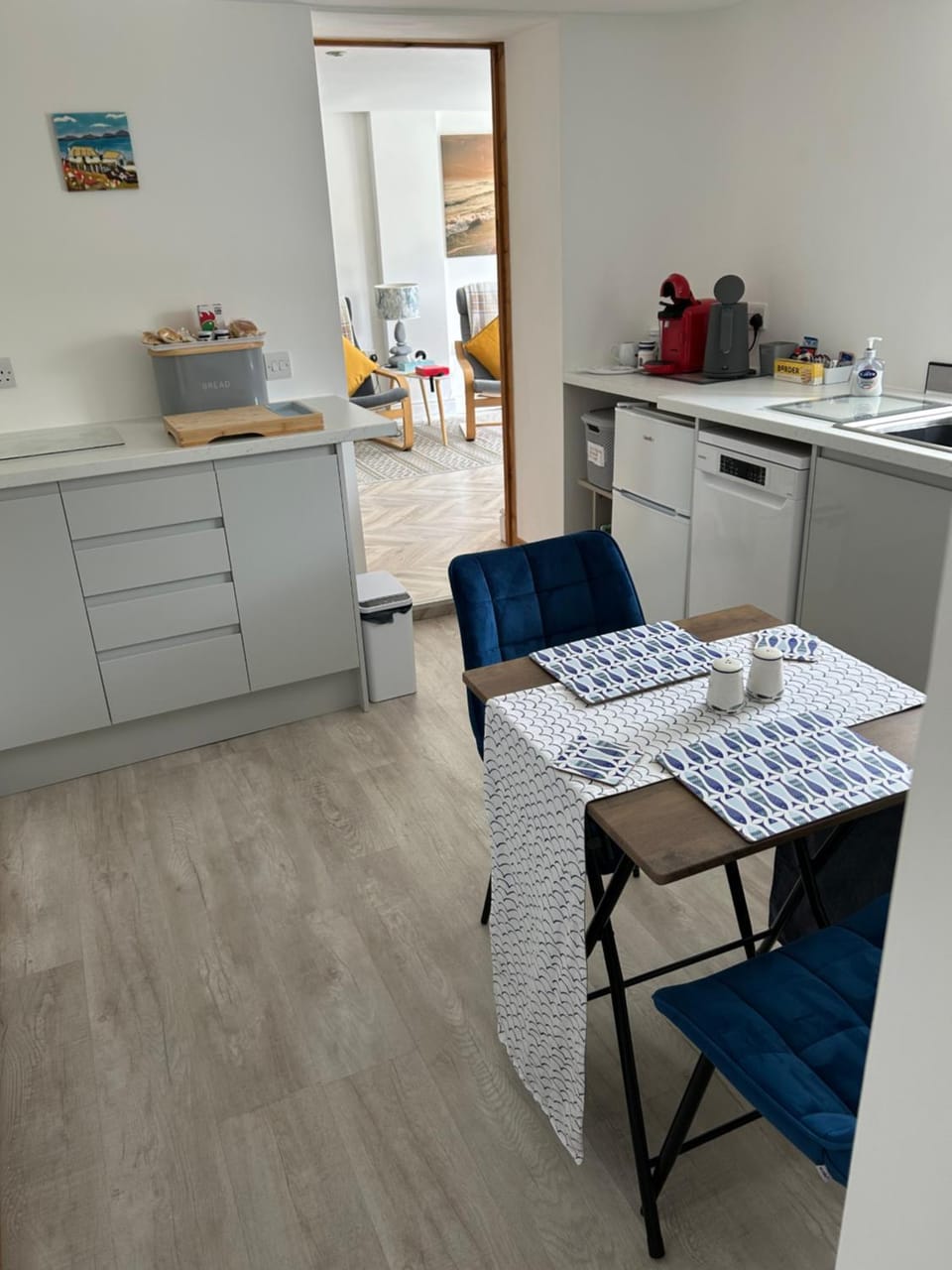 Kitchen or kitchenette, Dining area