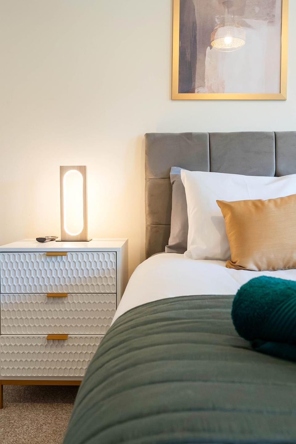 DONALD'S Townhouse - INVOICE and REDUCED PRICE only via ORION SHORT STAYS DUNDEE, 4 Room, 3 bath, Ring Road Access, Fully Equipped, Free Parking - Freshly Renovated and ONLY 12 Mins to STANNERGATE Ports House in Dundee