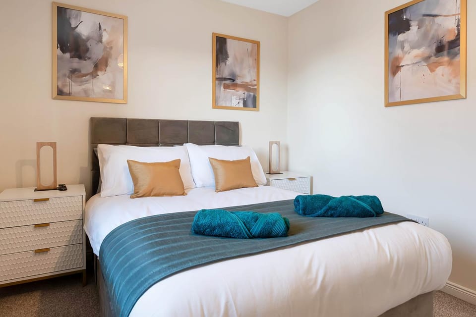 DONALD'S Townhouse - INVOICE and REDUCED PRICE only via ORION SHORT STAYS DUNDEE, 4 Room, 3 bath, Ring Road Access, Fully Equipped, Free Parking - Freshly Renovated and ONLY 12 Mins to STANNERGATE Ports House in Dundee