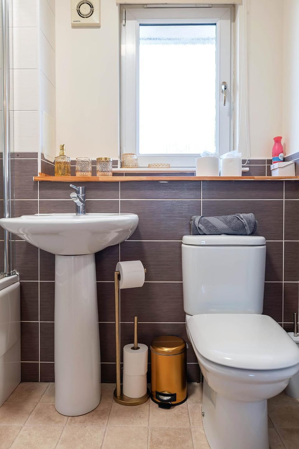DONALD'S Townhouse - INVOICE and REDUCED PRICE only via ORION SHORT STAYS DUNDEE, 4 Room, 3 bath, Ring Road Access, Fully Equipped, Free Parking - Freshly Renovated and ONLY 12 Mins to STANNERGATE Ports House in Dundee