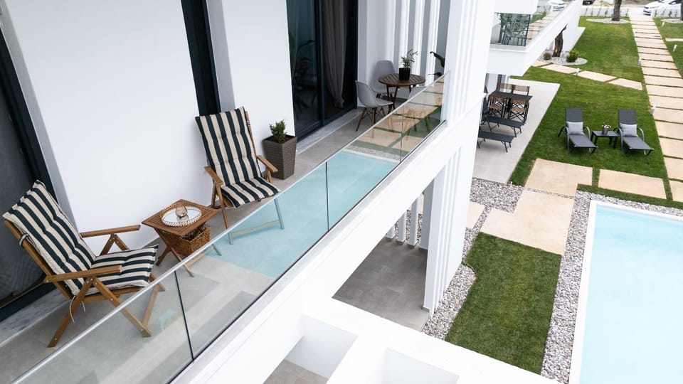 Property building, Day, Garden, View (from property/room), Balcony/Terrace, Seating area, Garden view, Pool view, Swimming pool, sunbed