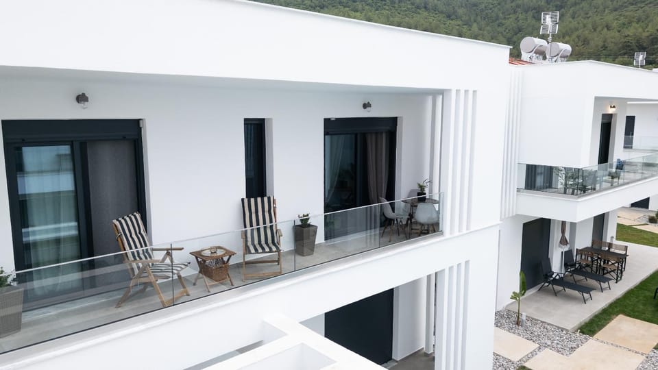 Property building, Day, Natural landscape, View (from property/room), Balcony/Terrace, Dining area