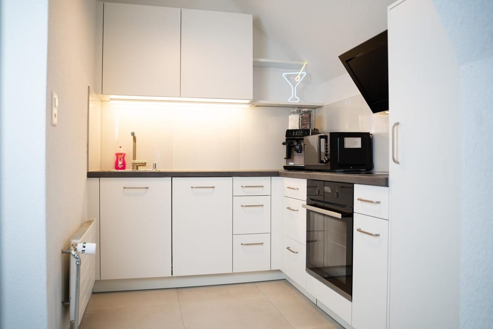 Coffee/tea facilities, Kitchen or kitchenette, microwave, oven, stove, stove, kitchen, kitchen
