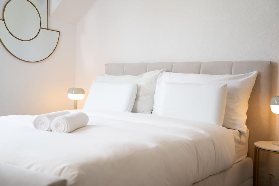 Bed, Bedroom, towels, towels
