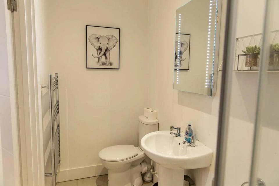 Modern Studio in Maidstone by Stayfolk, ideal for Business & Contractors Apartment in Maidstone