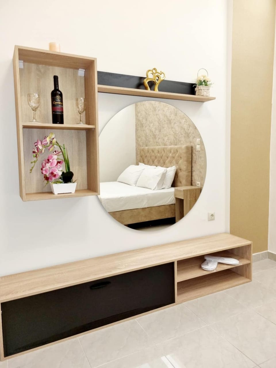 Photo of the whole room, Bedroom