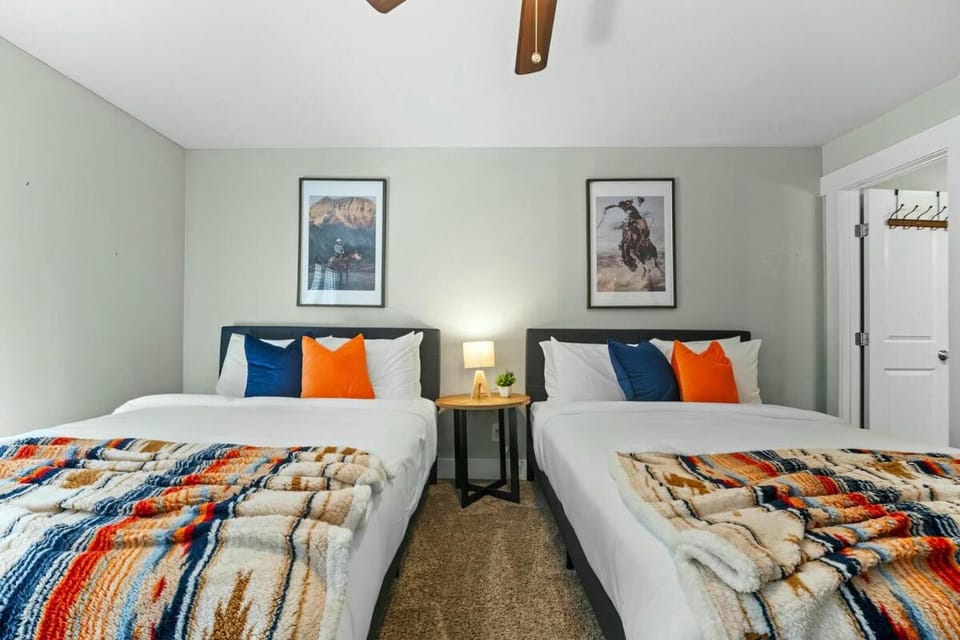 Walk to AT&T Stadium, Sleeps 10 Apartment in Arlington