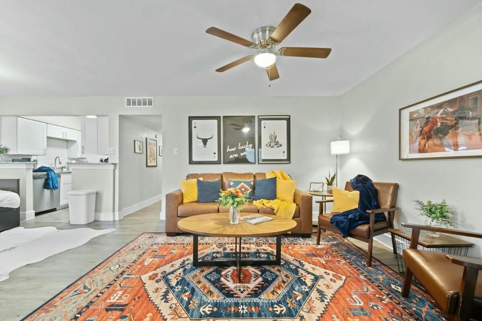 Walk to AT&T Stadium, Sleeps 10 Apartment in Arlington