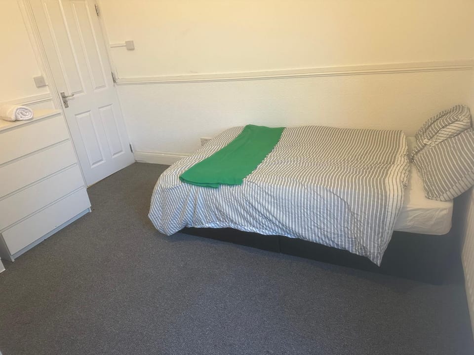 Central 4Bedroom Walsall Villa - Free WiFi & Parking Apartment in Walsall