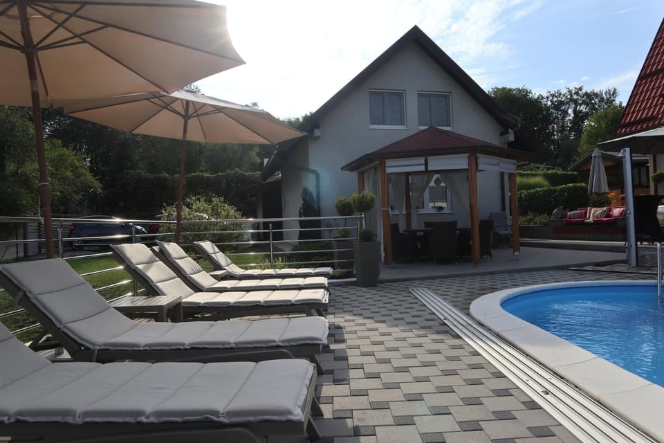 Property building, Patio, Day, Natural landscape, Garden, Pool view, Swimming pool, sunbed