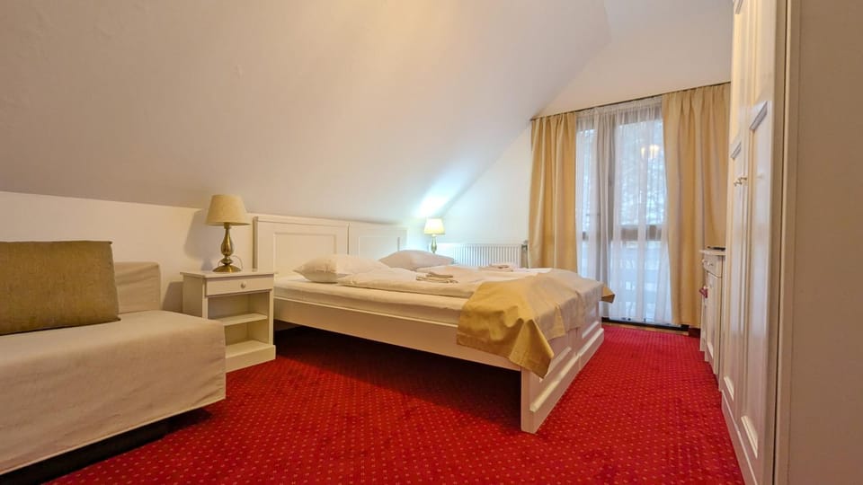 Complex Parc Pini Moinesti Hotel in Romania
