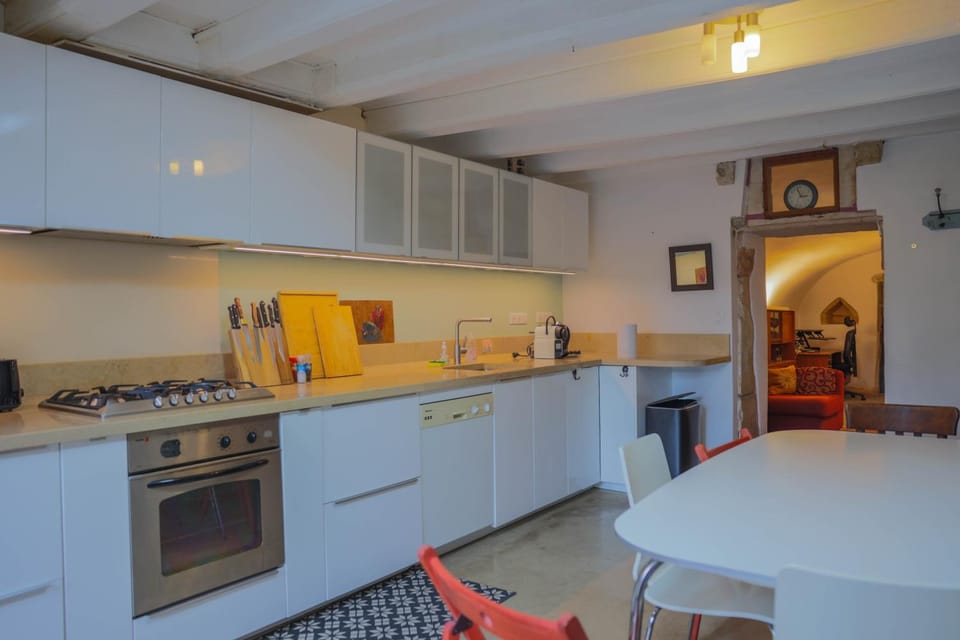 Coffee/tea facilities, Kitchen or kitchenette, Dining area, dishwasher, oven, pet friendly, stove