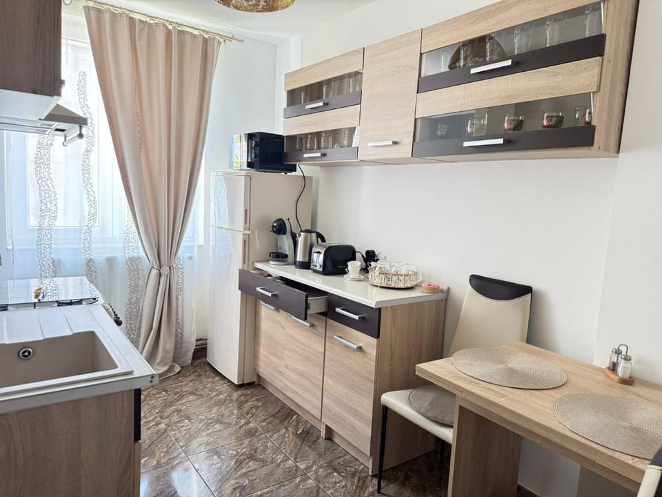 Coffee/tea facilities, Kitchen or kitchenette, Dining area, minibar